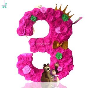 Masha y el oso número 3 con rosas piñata